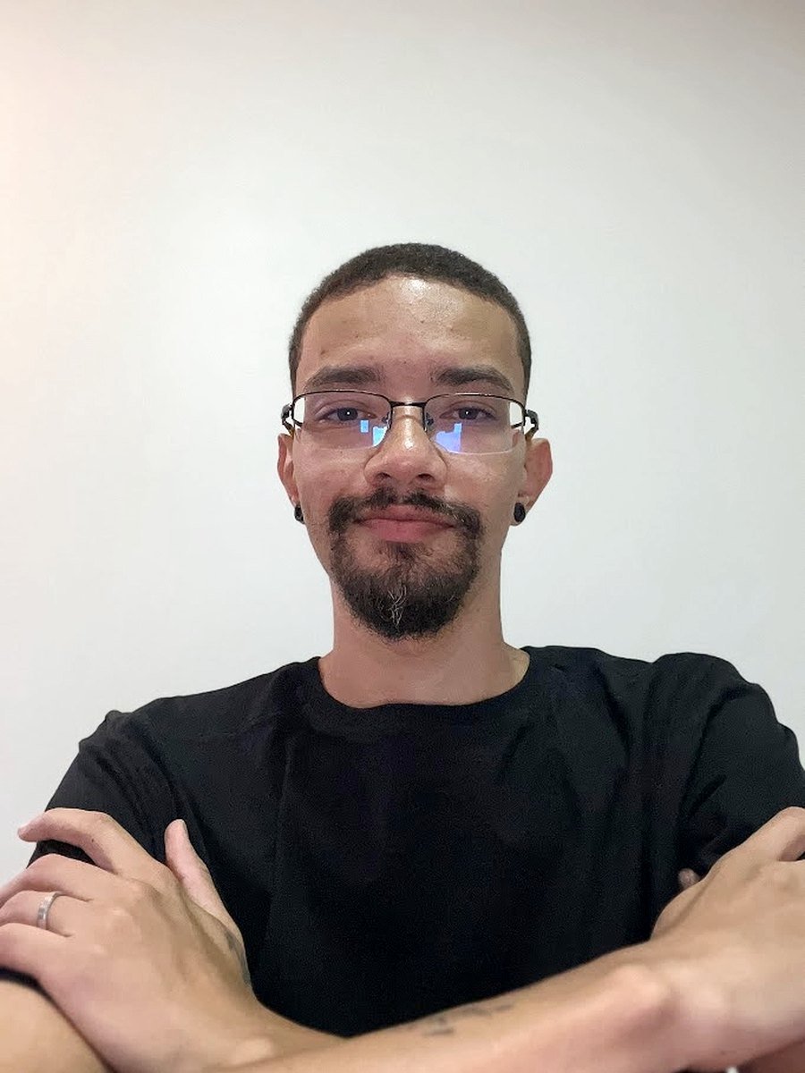 Gabryel Cunha, fundador da FullON, de braços cruzados
